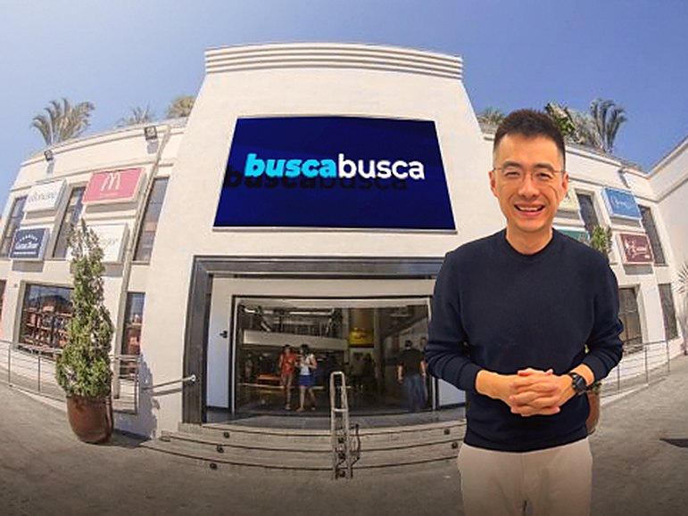 Alex Ye em frente à fachada da loja Busca Busca de São José dos Campos