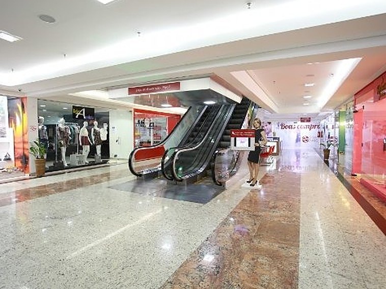 Corredor interno com escada rolante da loja de São José dos Campos